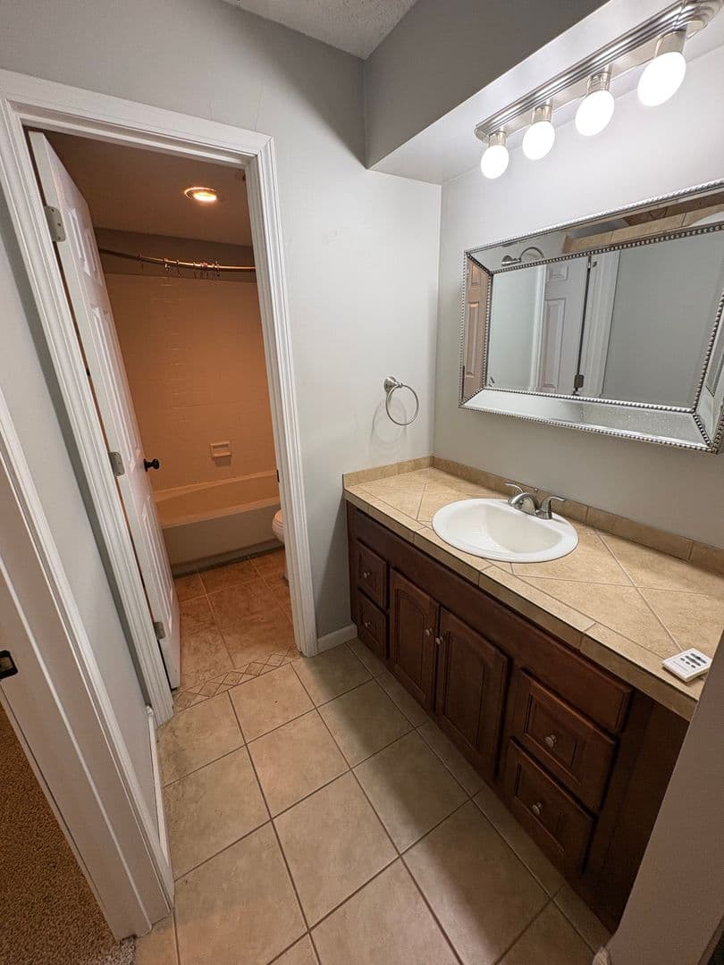 Mission Apartment: 5108 W 62nd St