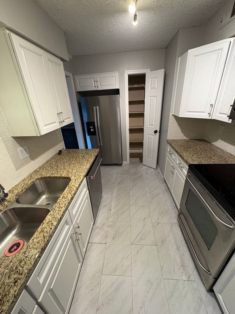 Mission Apartment: 5108 W 62nd St