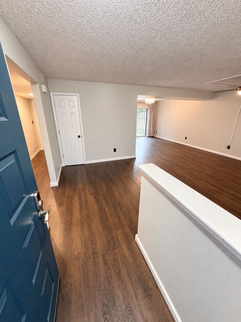 Mission Apartment: 5108 W 62nd St