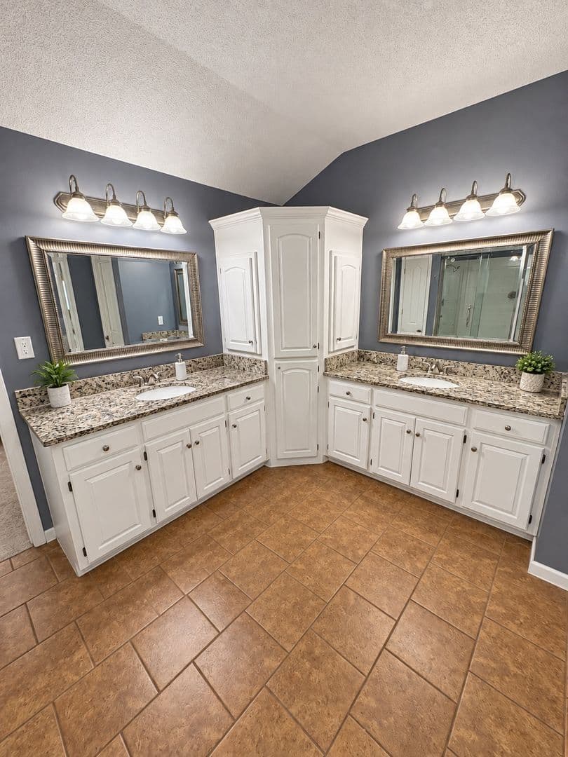 Overland Park House: 13100 W 137th Pl