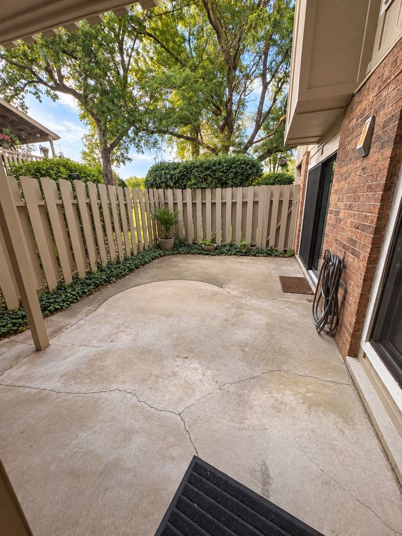 Mission Apartment: 5108 W 62nd St