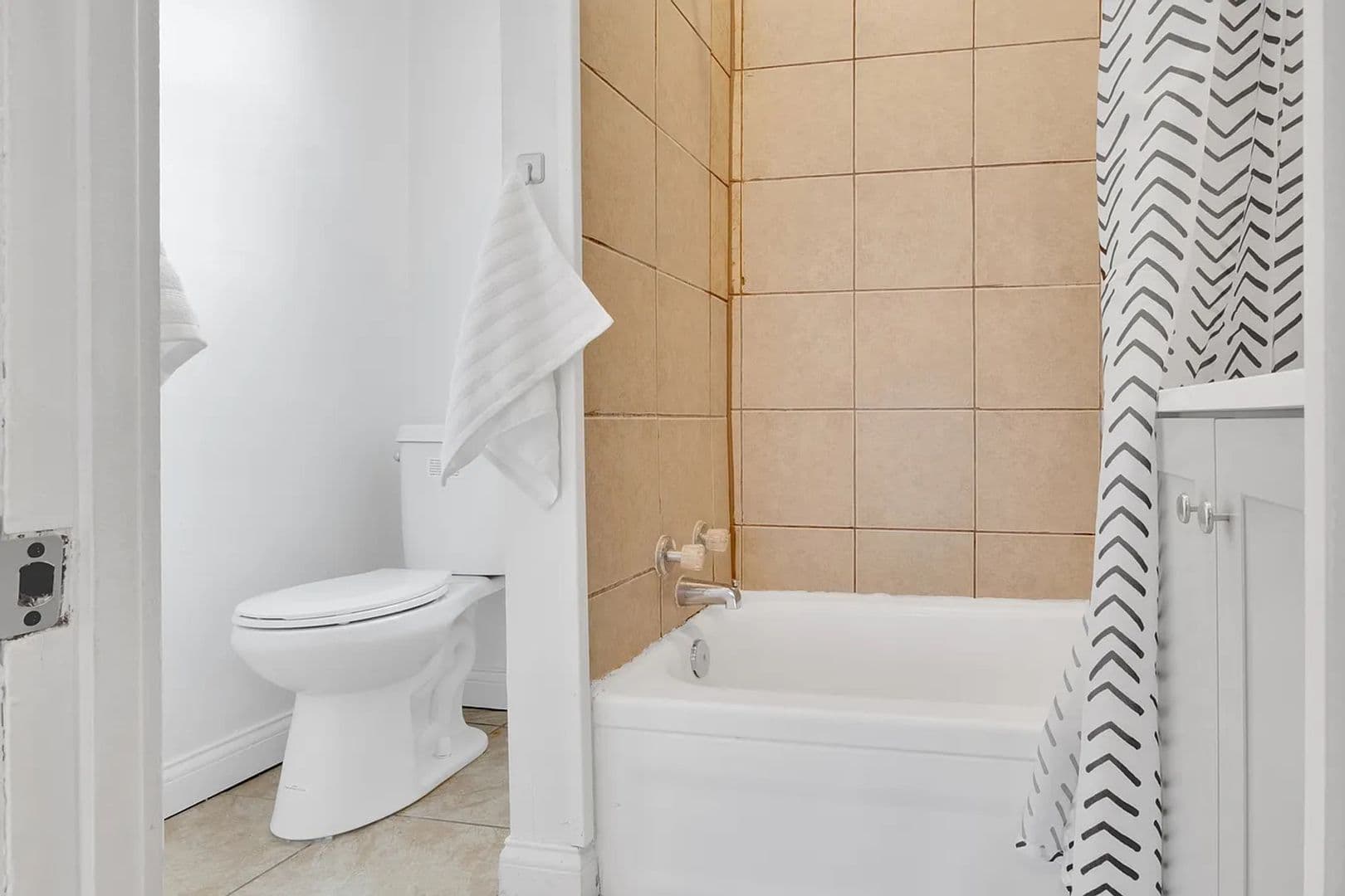 Chicago Apartment: 3711 E 98th St