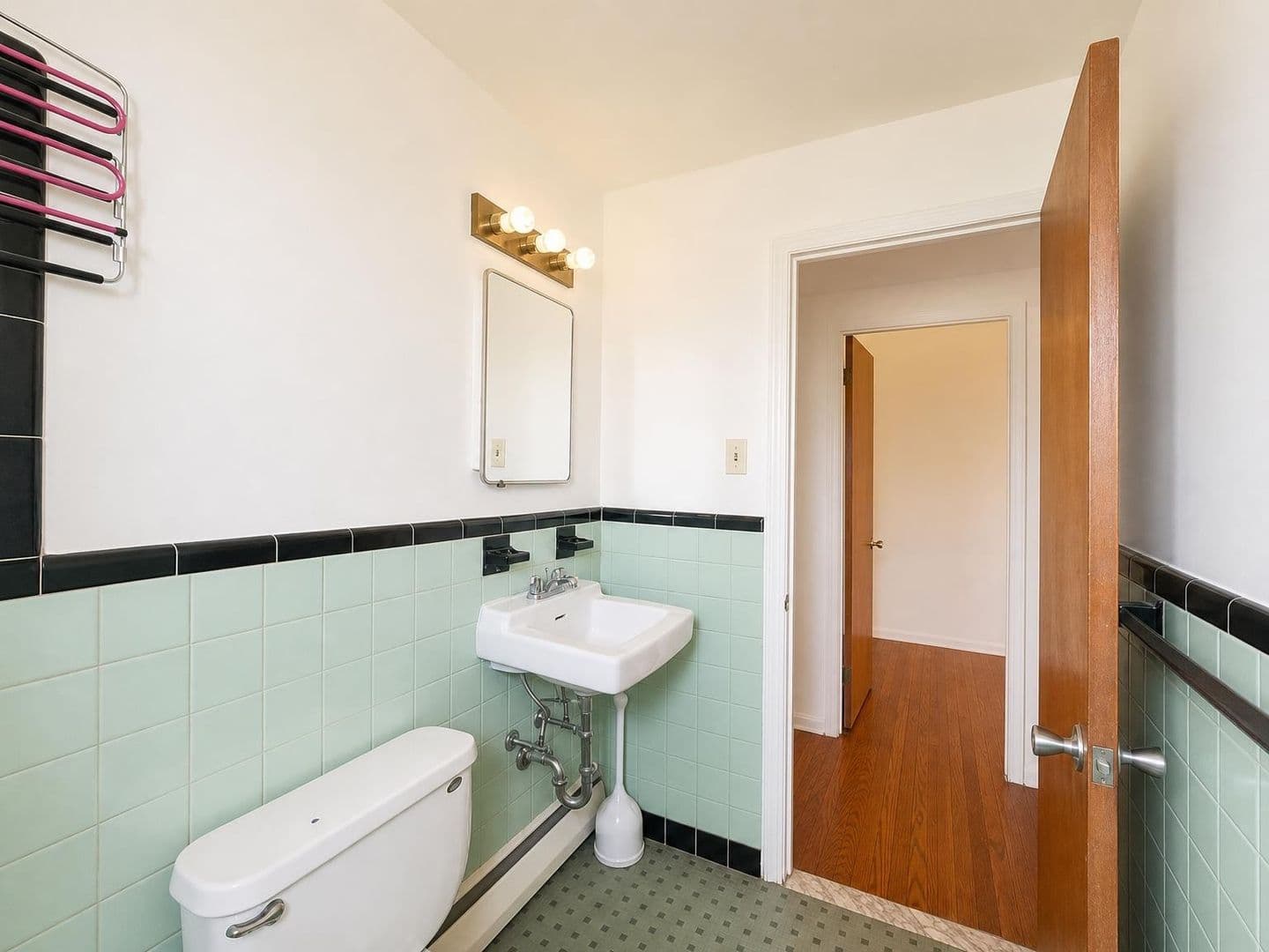 Collingdale Apartment: 201 Blunston Avenue