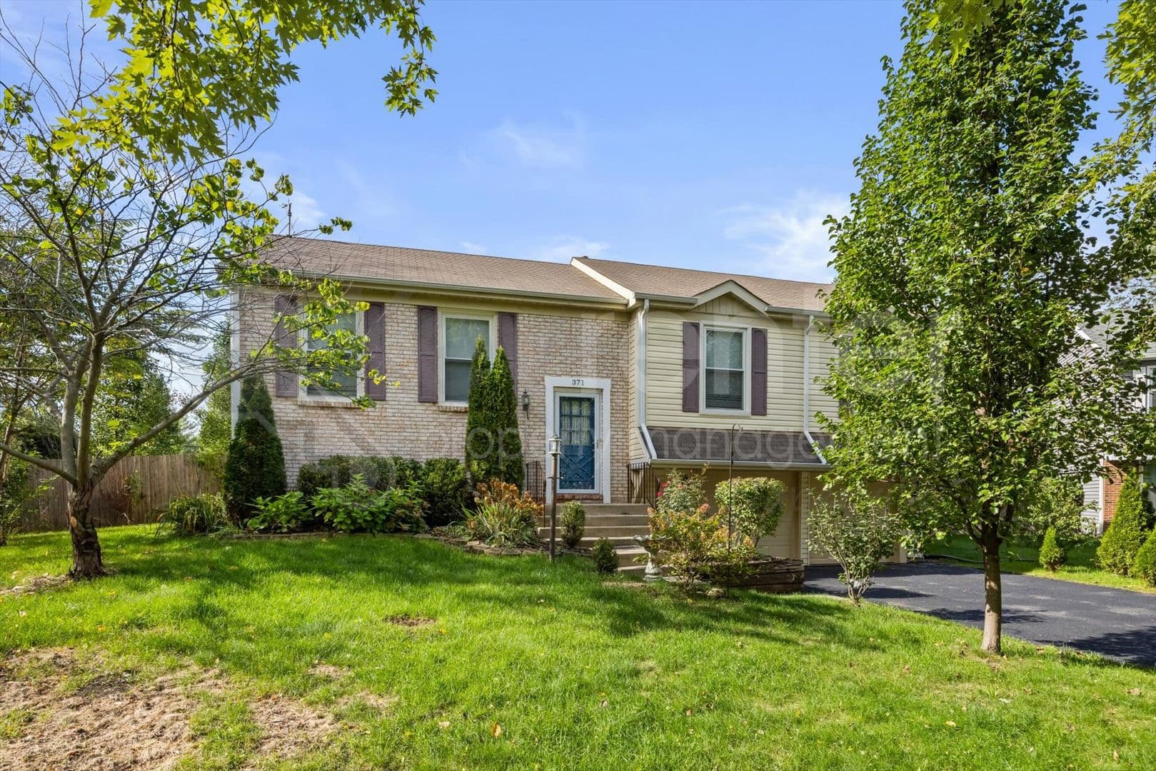 Naperville House: 371 Larchmont Ct.