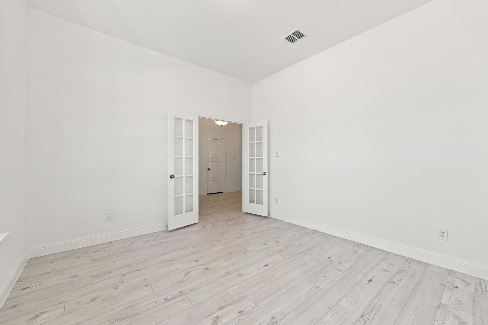 Midlothian House: 752 Brozgold Ave