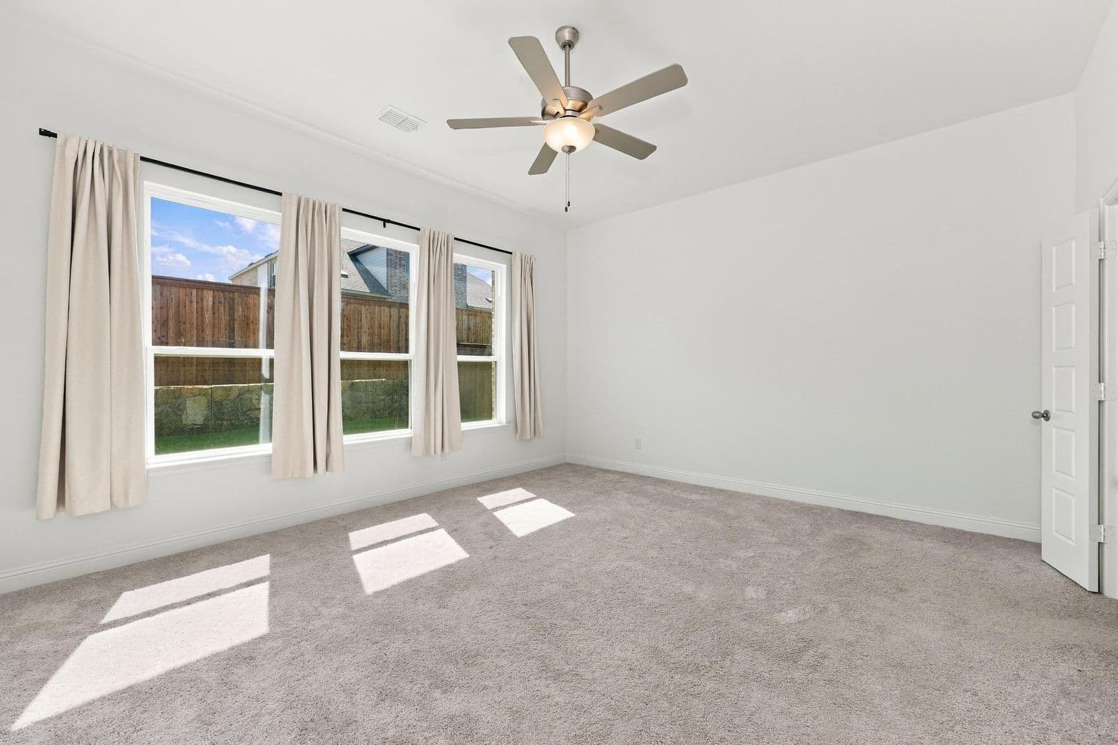 Midlothian House: 752 Brozgold Ave