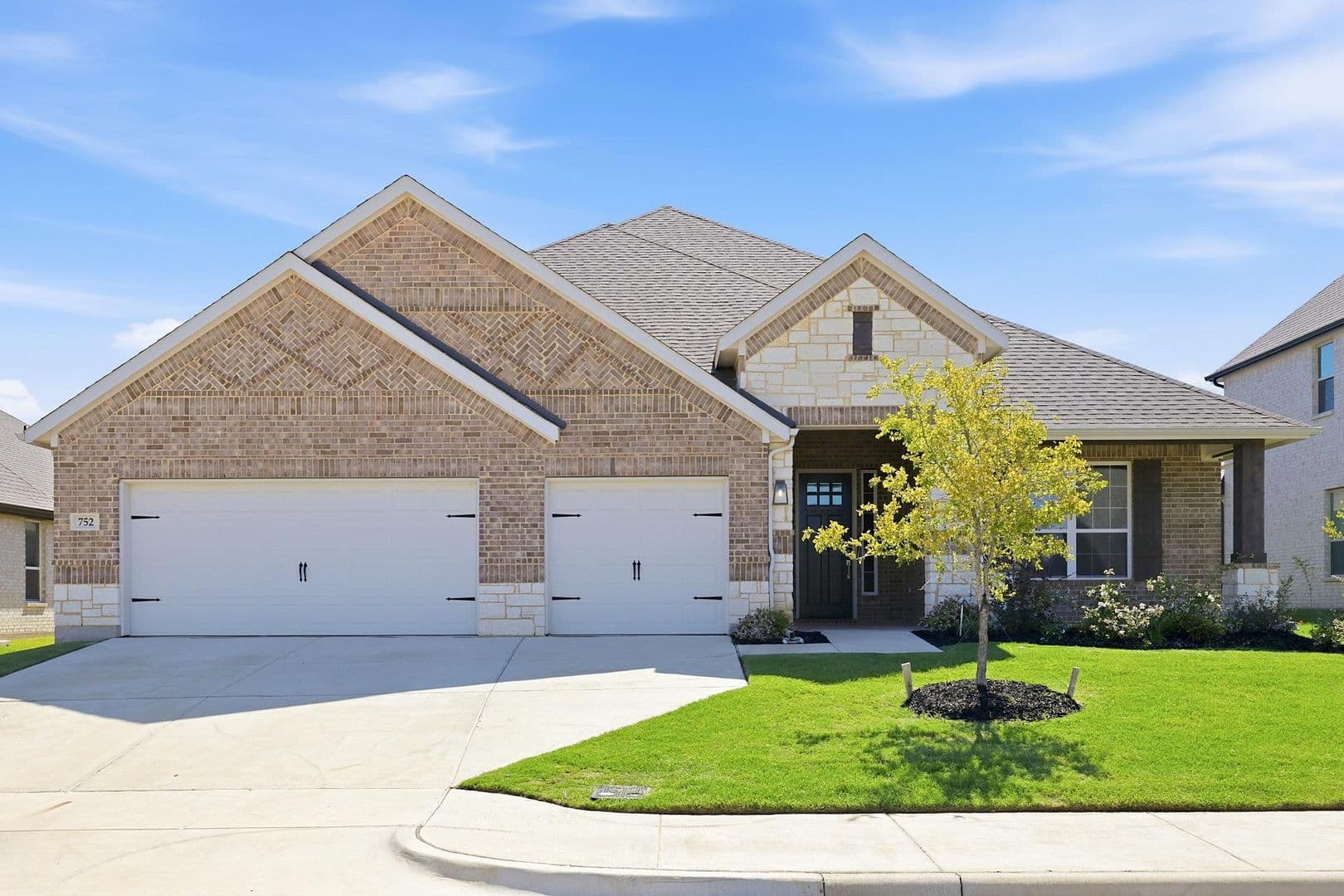 Midlothian House: 752 Brozgold Ave