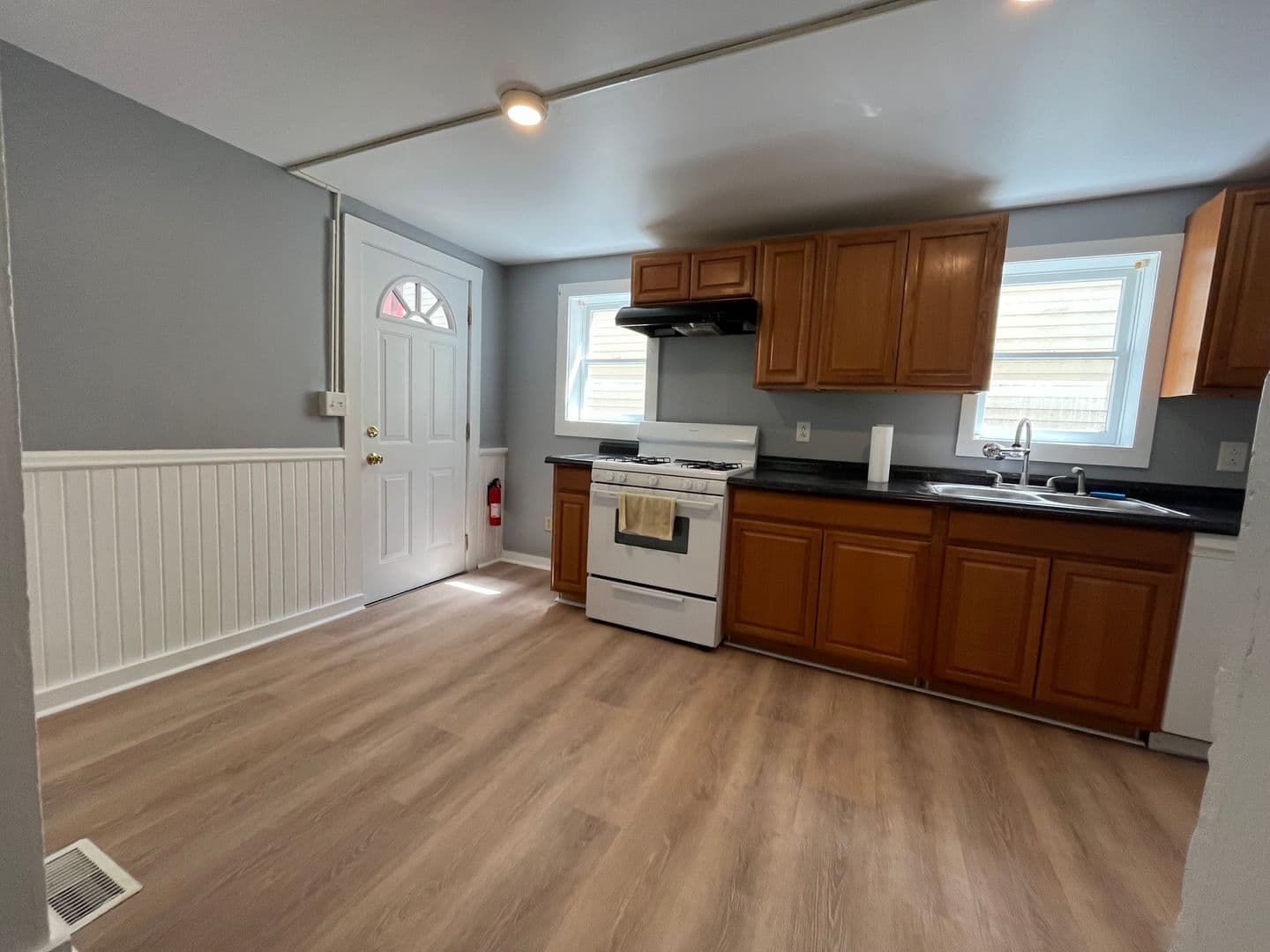 Ithaca Apartment: 510 n Albany st