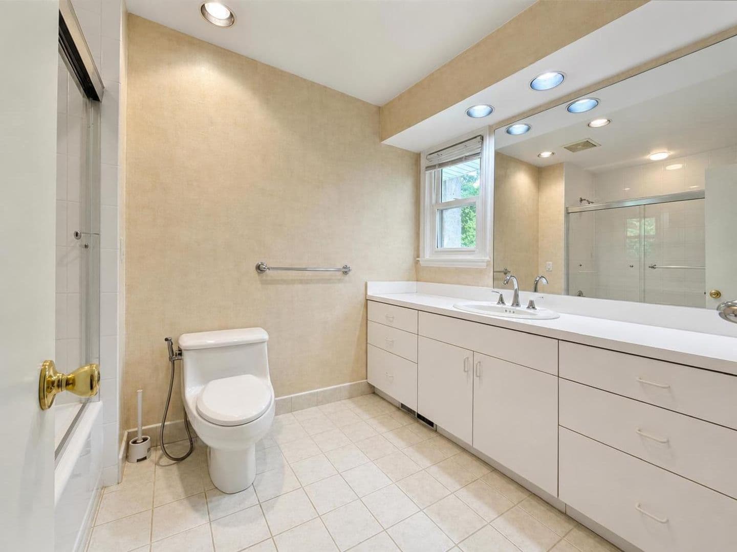 Scarsdale House: 152 Rock Creek Ln