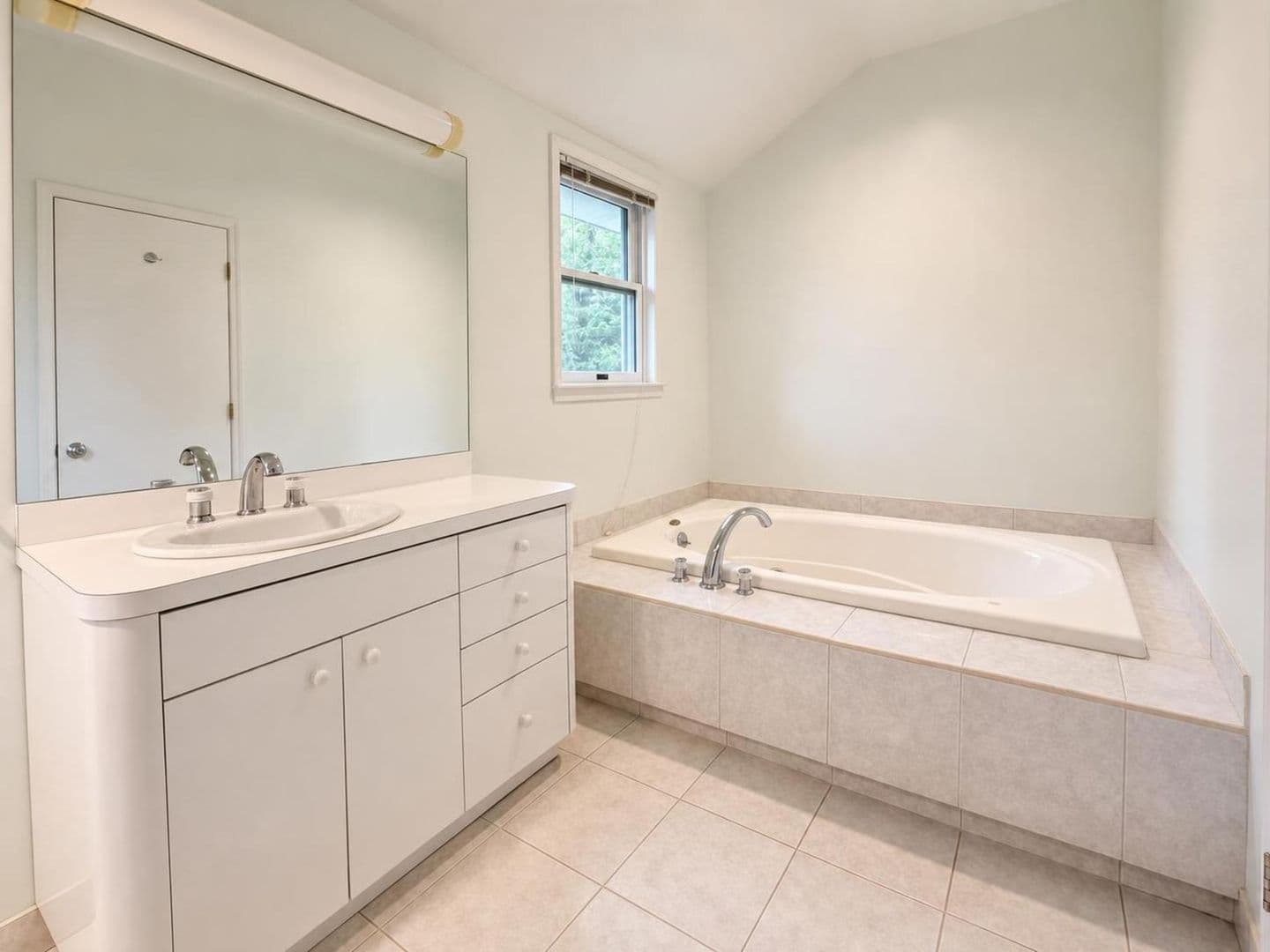 Scarsdale House: 152 Rock Creek Ln