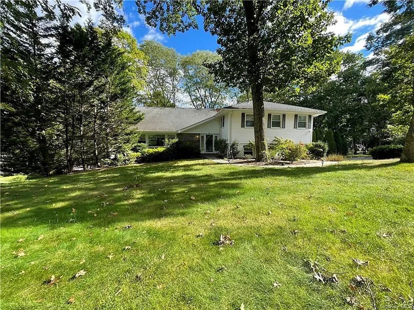 Scarsdale House: 152 Rock Creek Ln