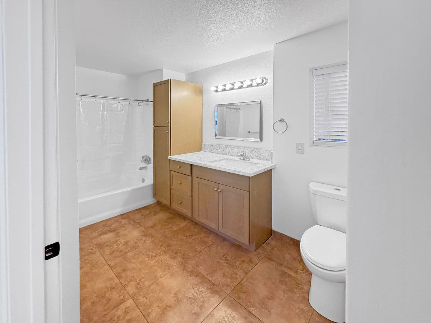 Los Angeles Apartment: 4025 Oakwood Ave