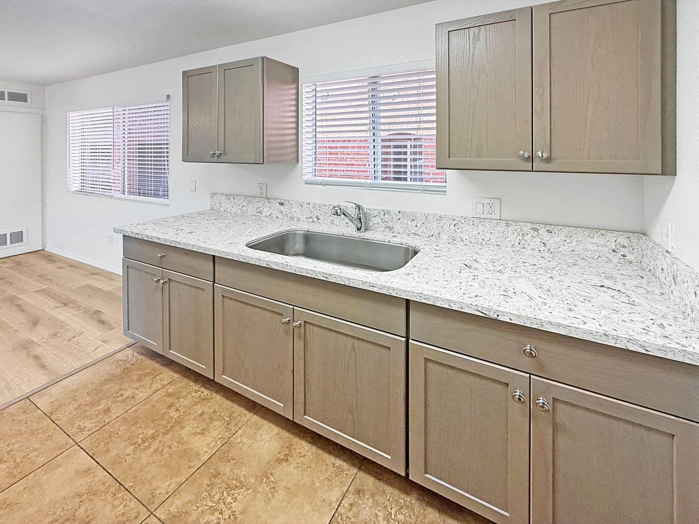 Los Angeles Apartment: 4025 Oakwood Ave