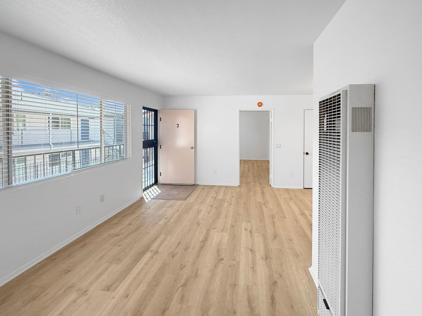 Los Angeles Apartment: 4025 Oakwood Ave