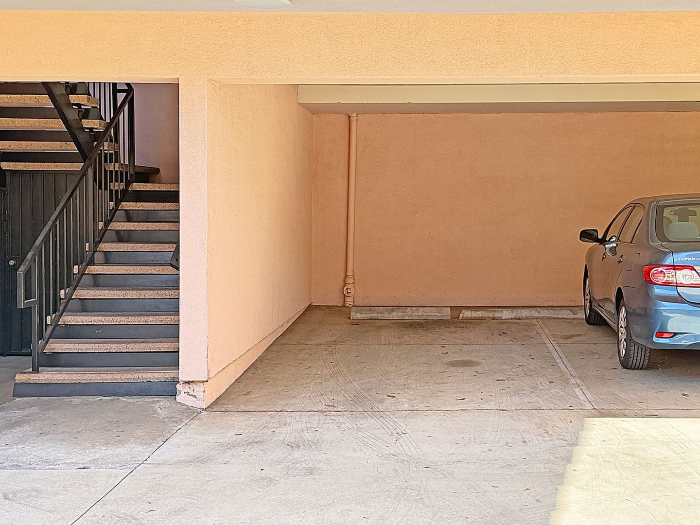 Los Angeles Apartment: 4025 Oakwood Ave