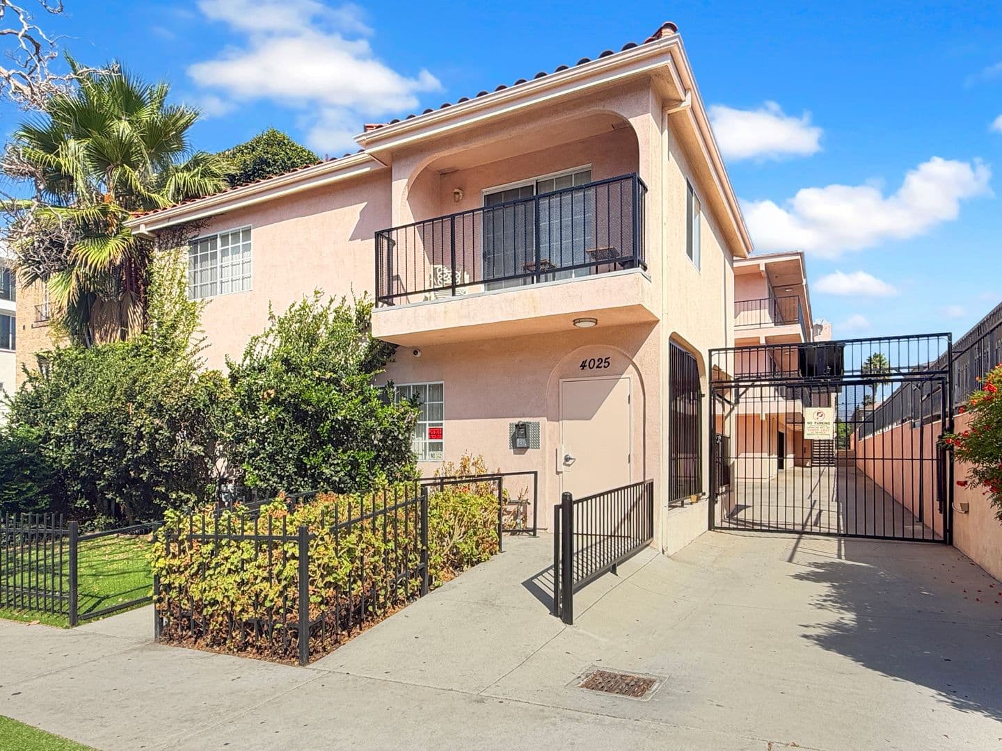 Los Angeles Apartment: 4025 Oakwood Ave