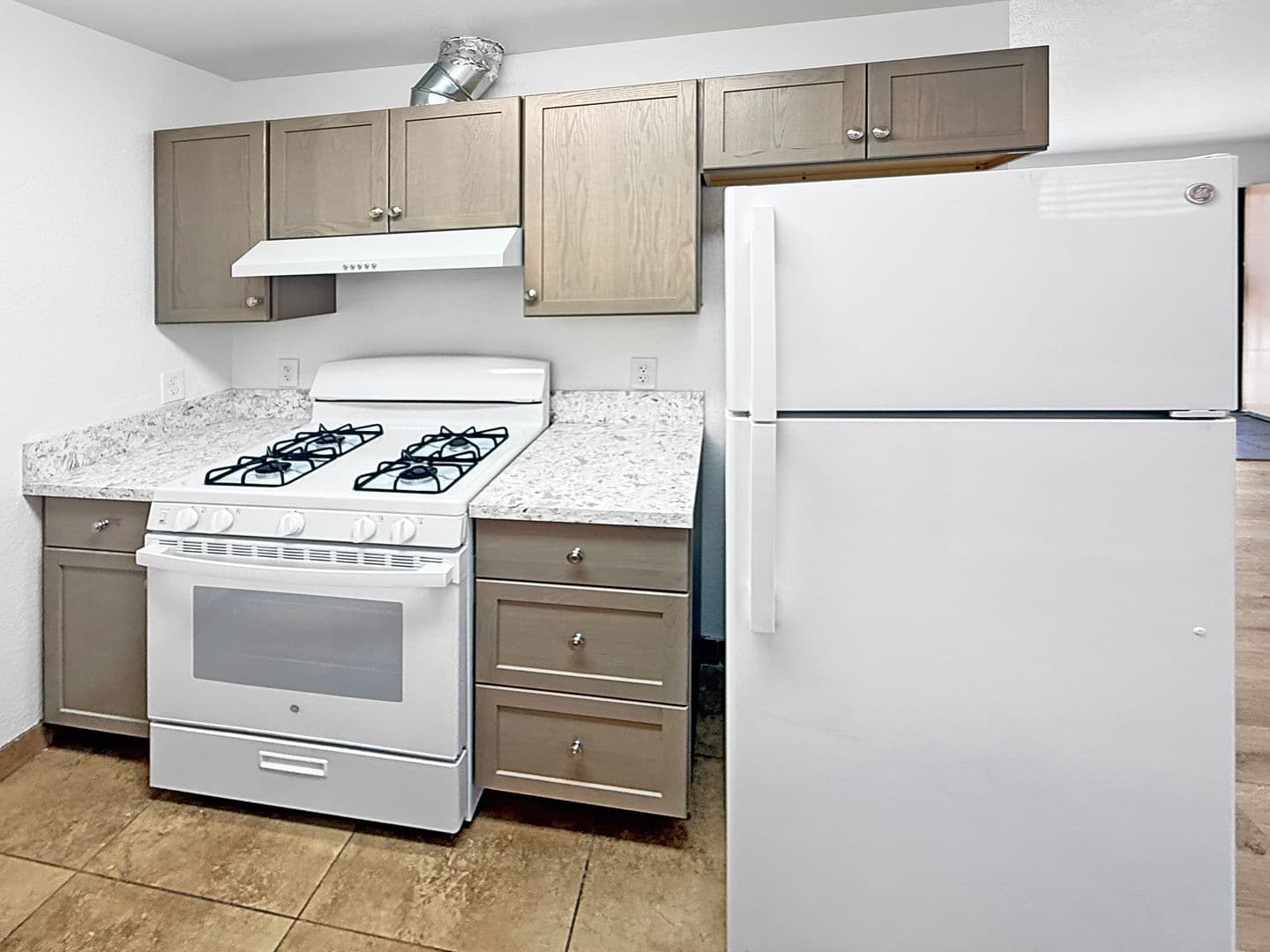 Los Angeles Apartment: 4025 Oakwood Ave