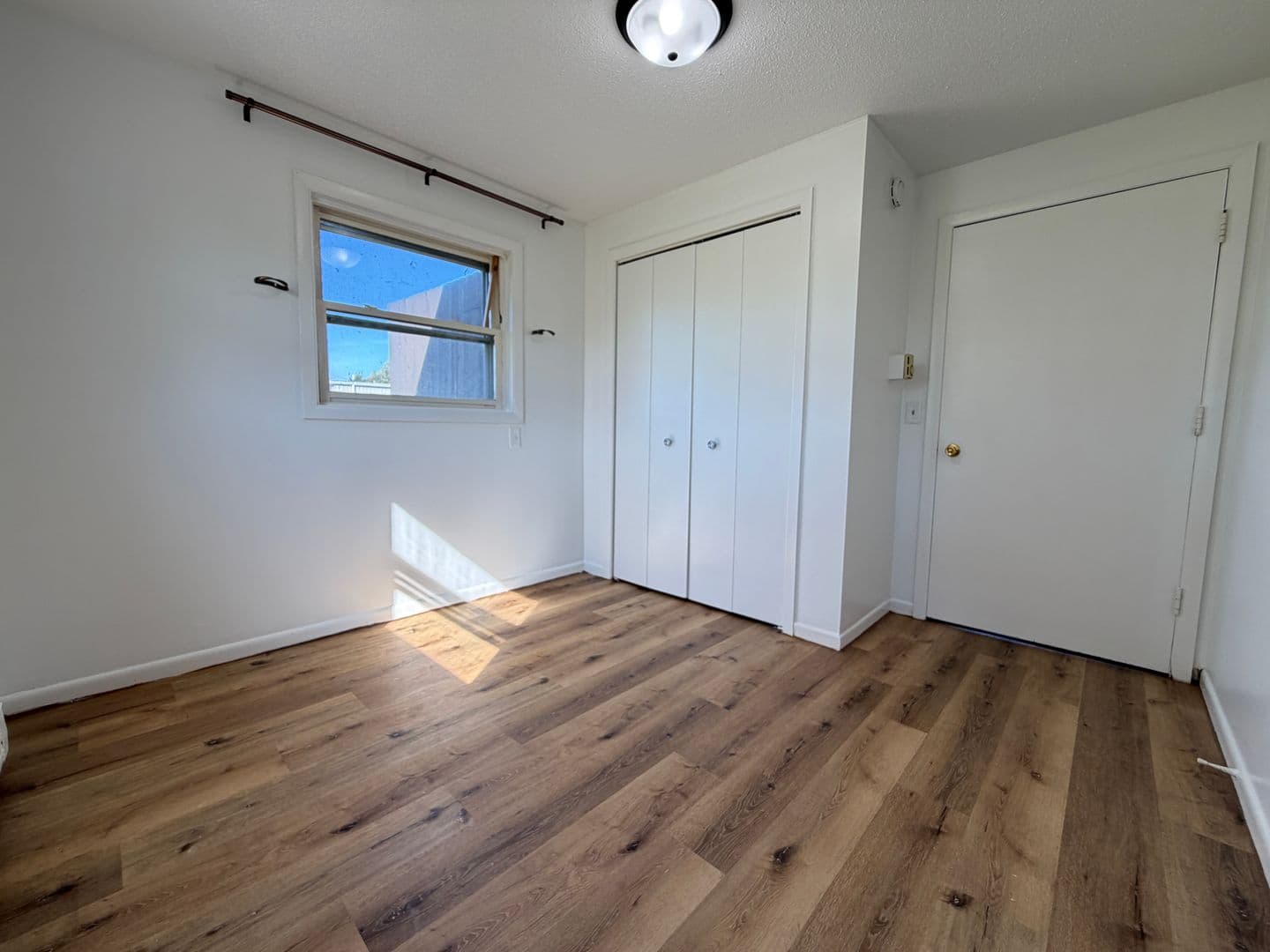 Superior Apartment: 2406 Hill Ave - 4