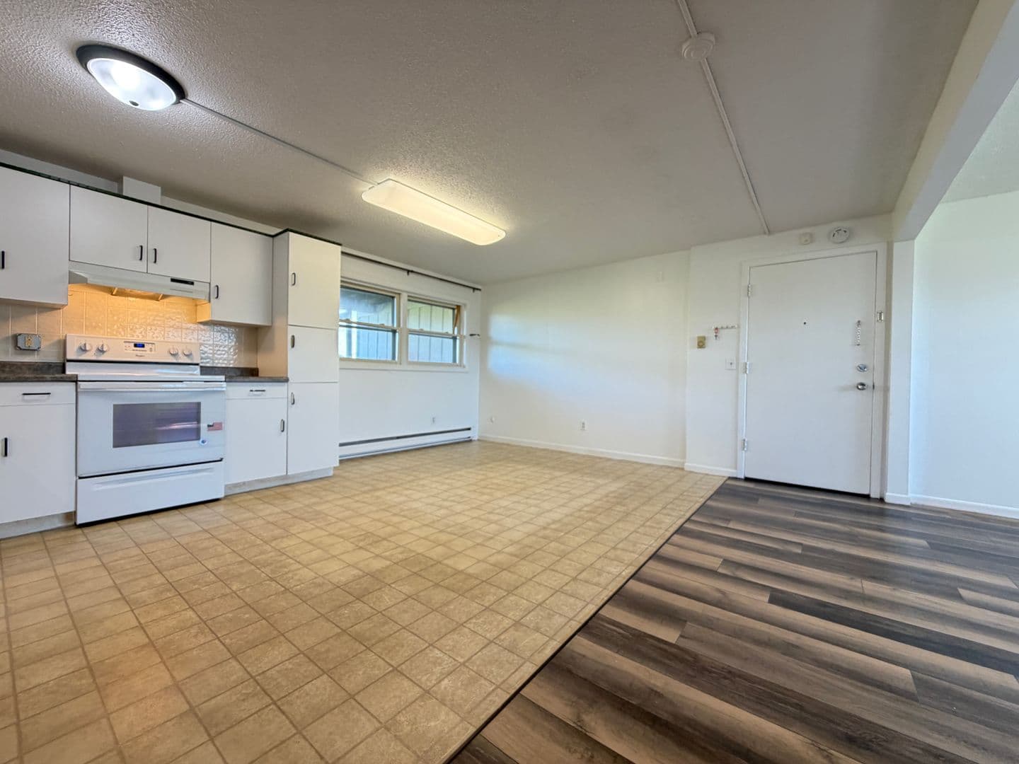 Superior Apartment: 2406 Hill Ave - 4
