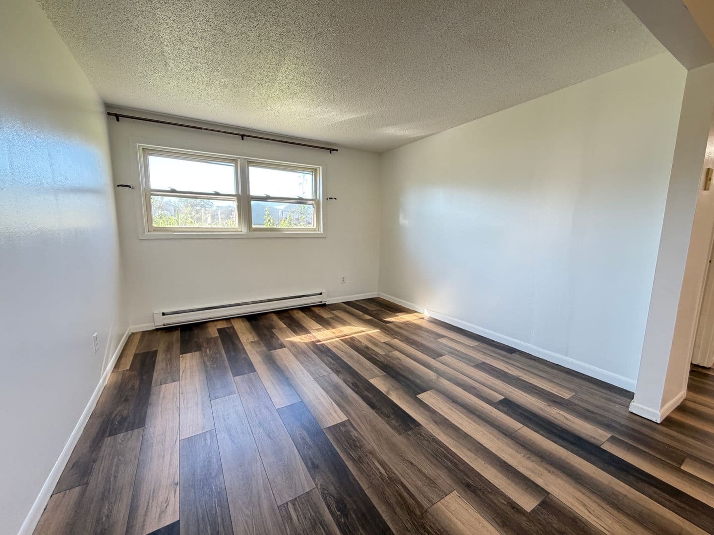 Superior Apartment: 2406 Hill Ave - 4