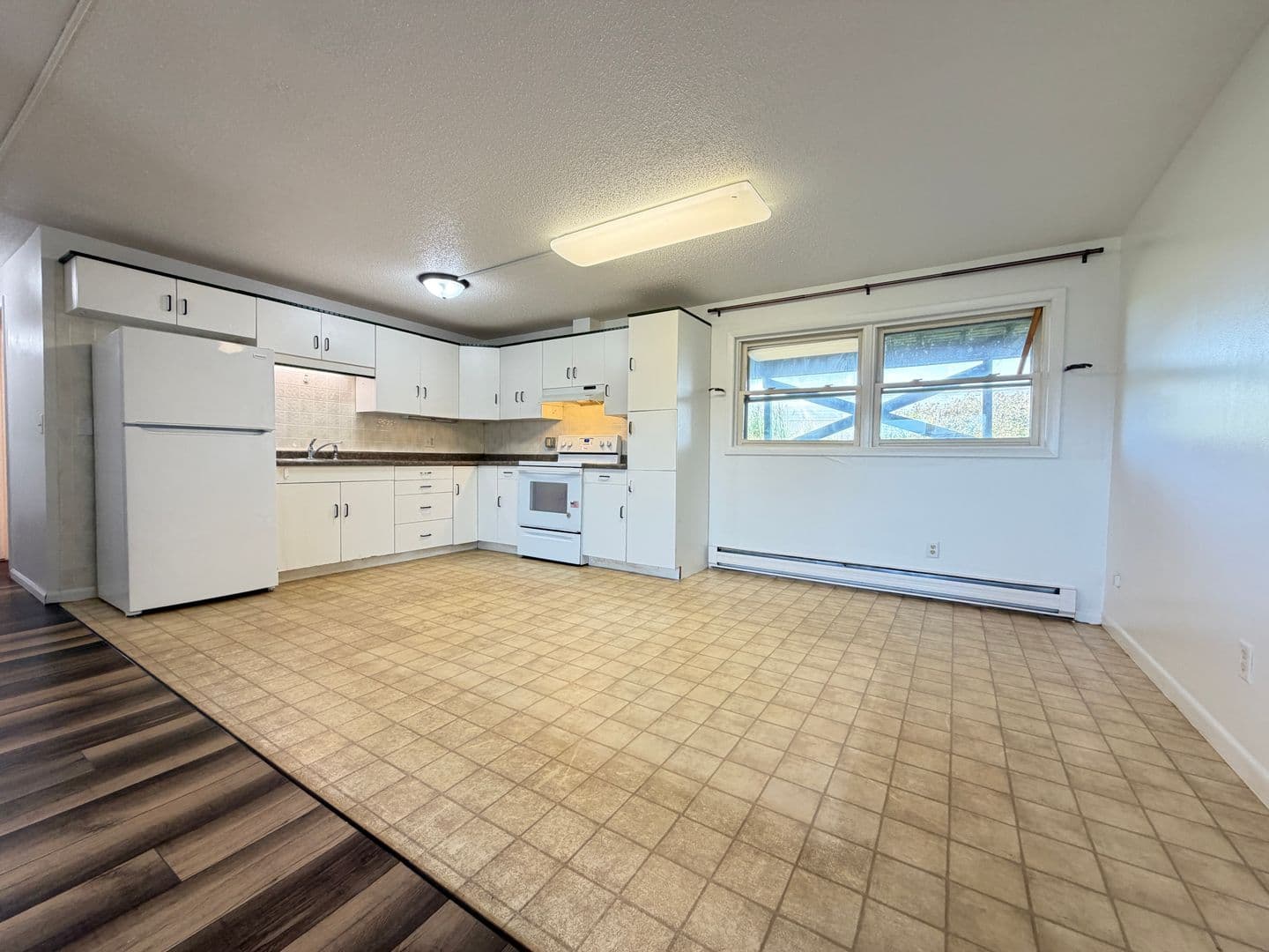 Superior Apartment: 2406 Hill Ave - 4