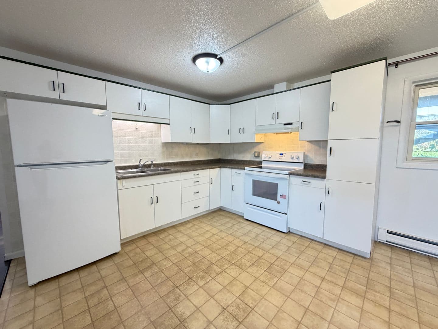 Superior Apartment: 2406 Hill Ave - 4