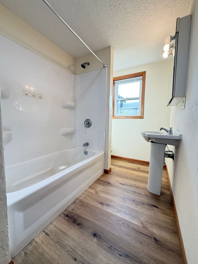 Superior Apartment: 2406 Hill Ave - 2