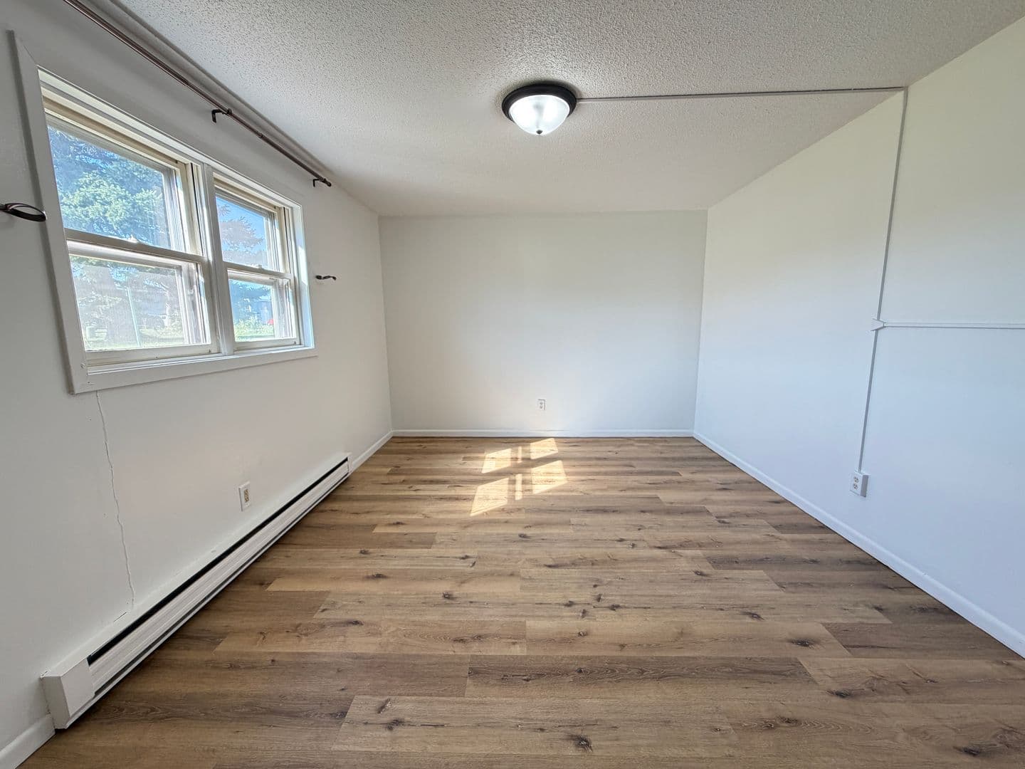 Superior Apartment: 2406 Hill Ave - 4