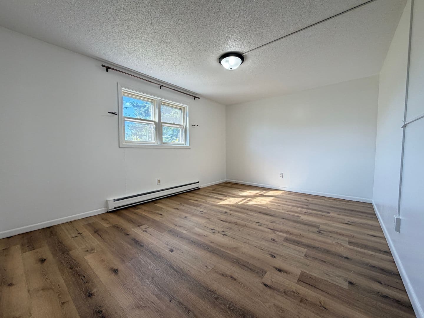 Superior Apartment: 2406 Hill Ave - 4