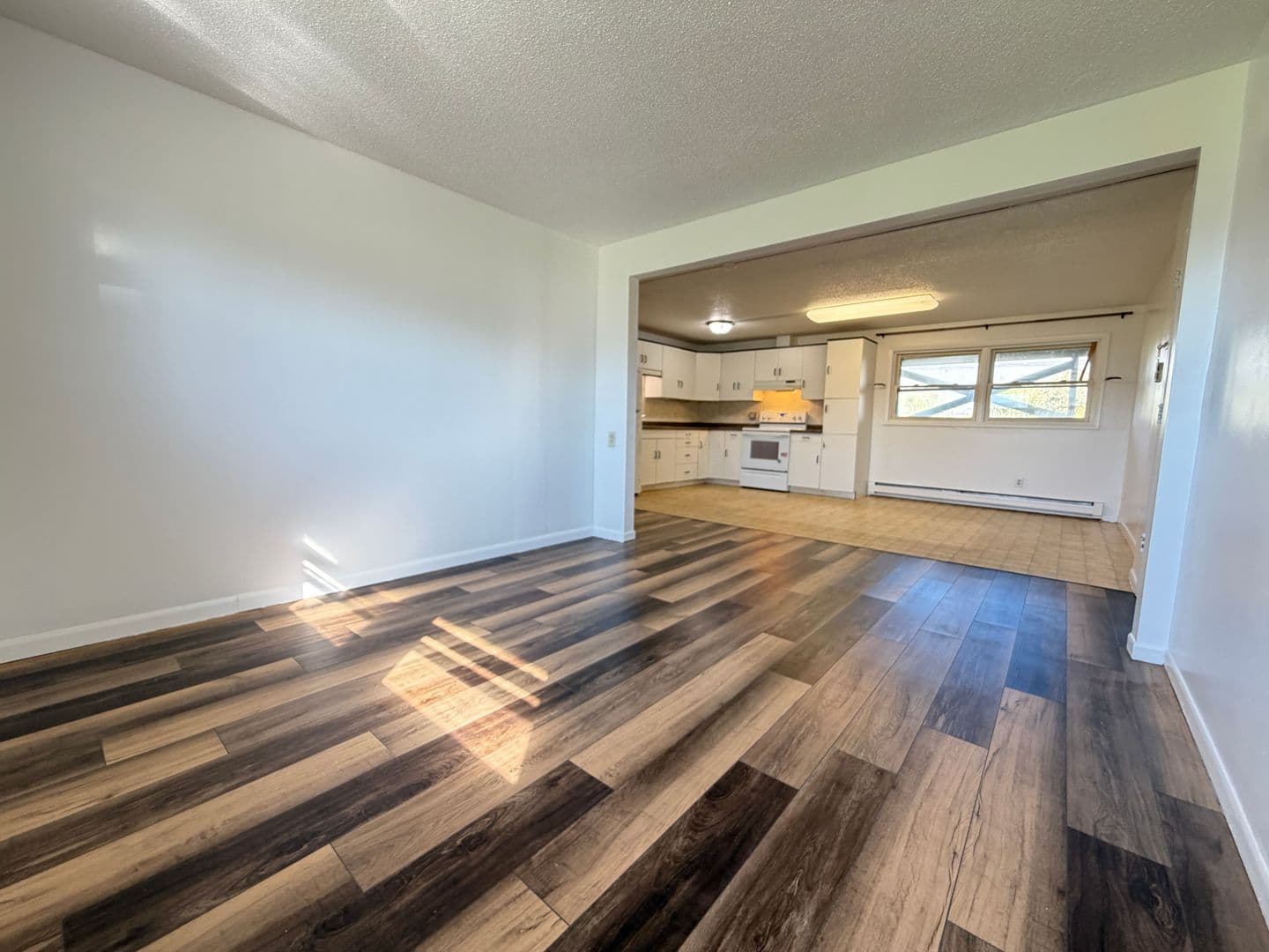Superior Apartment: 2406 Hill Ave - 4