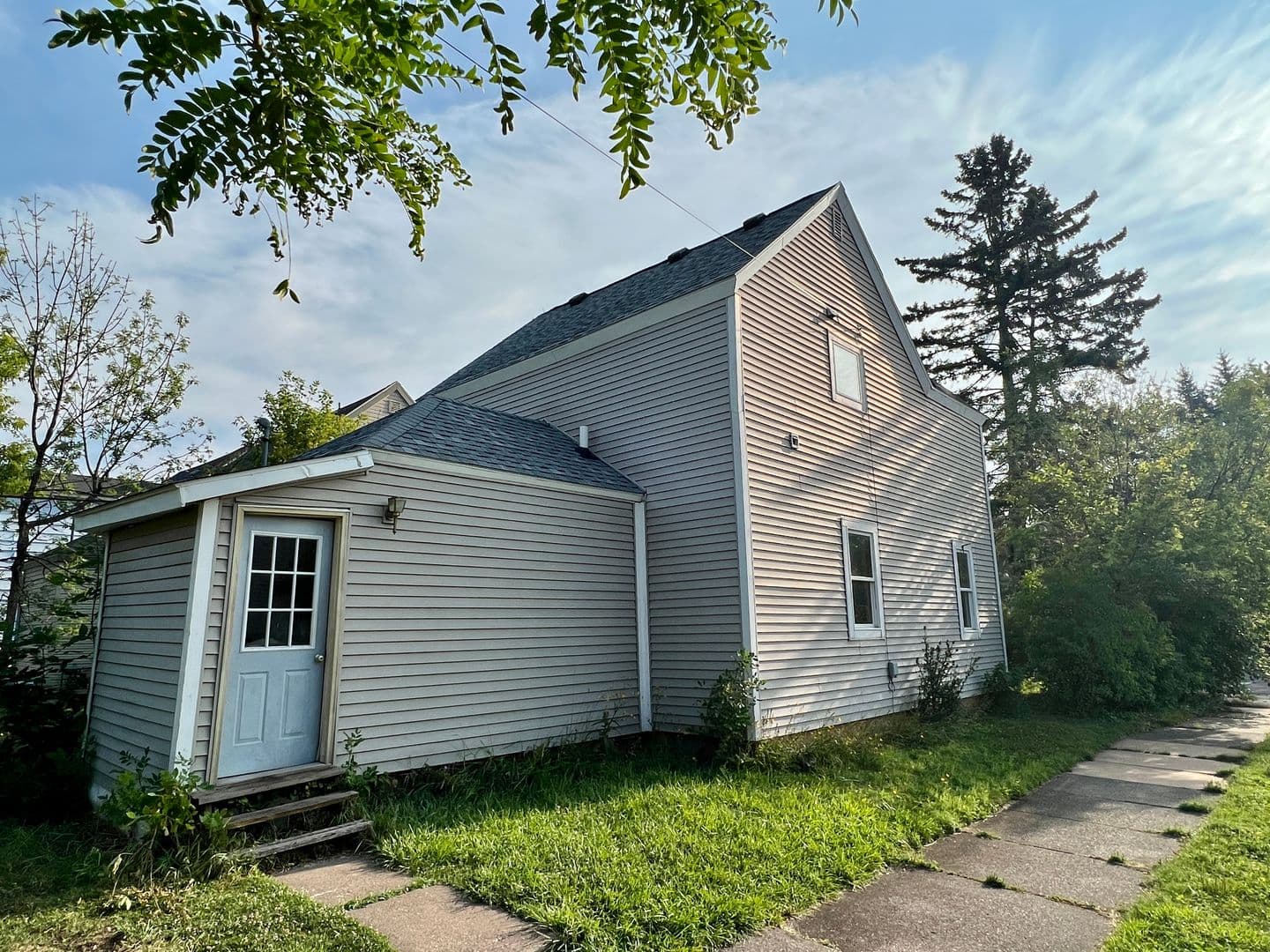 Superior House: 1227 Grand Ave