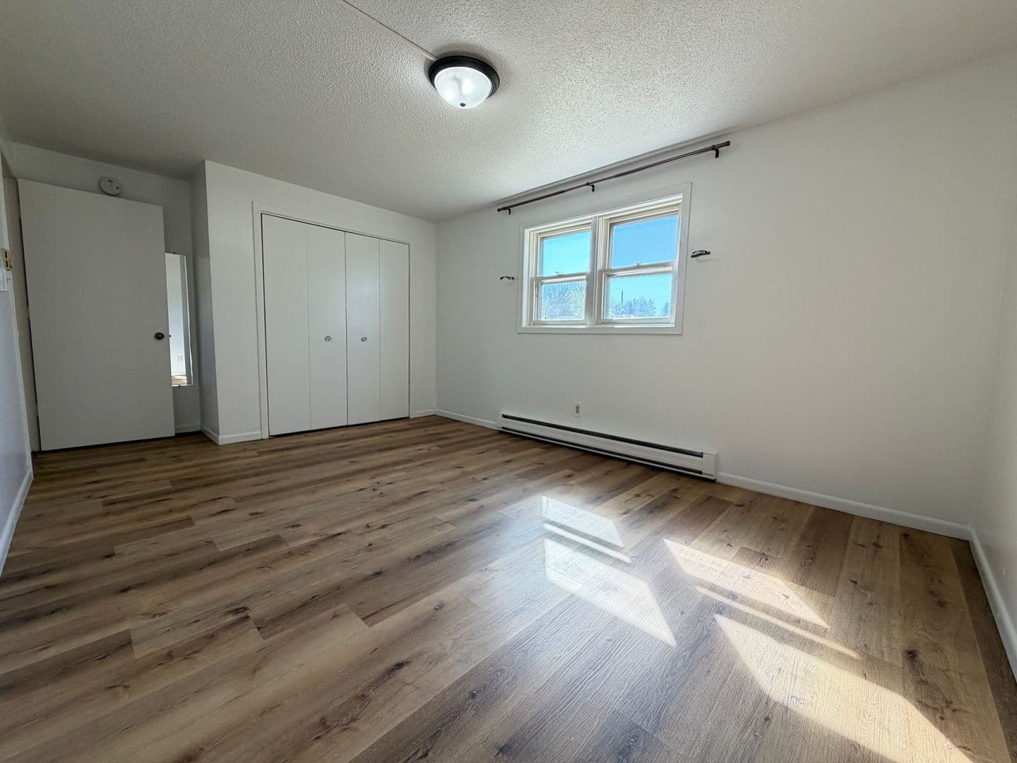 Superior Apartment: 2406 Hill Ave - 4