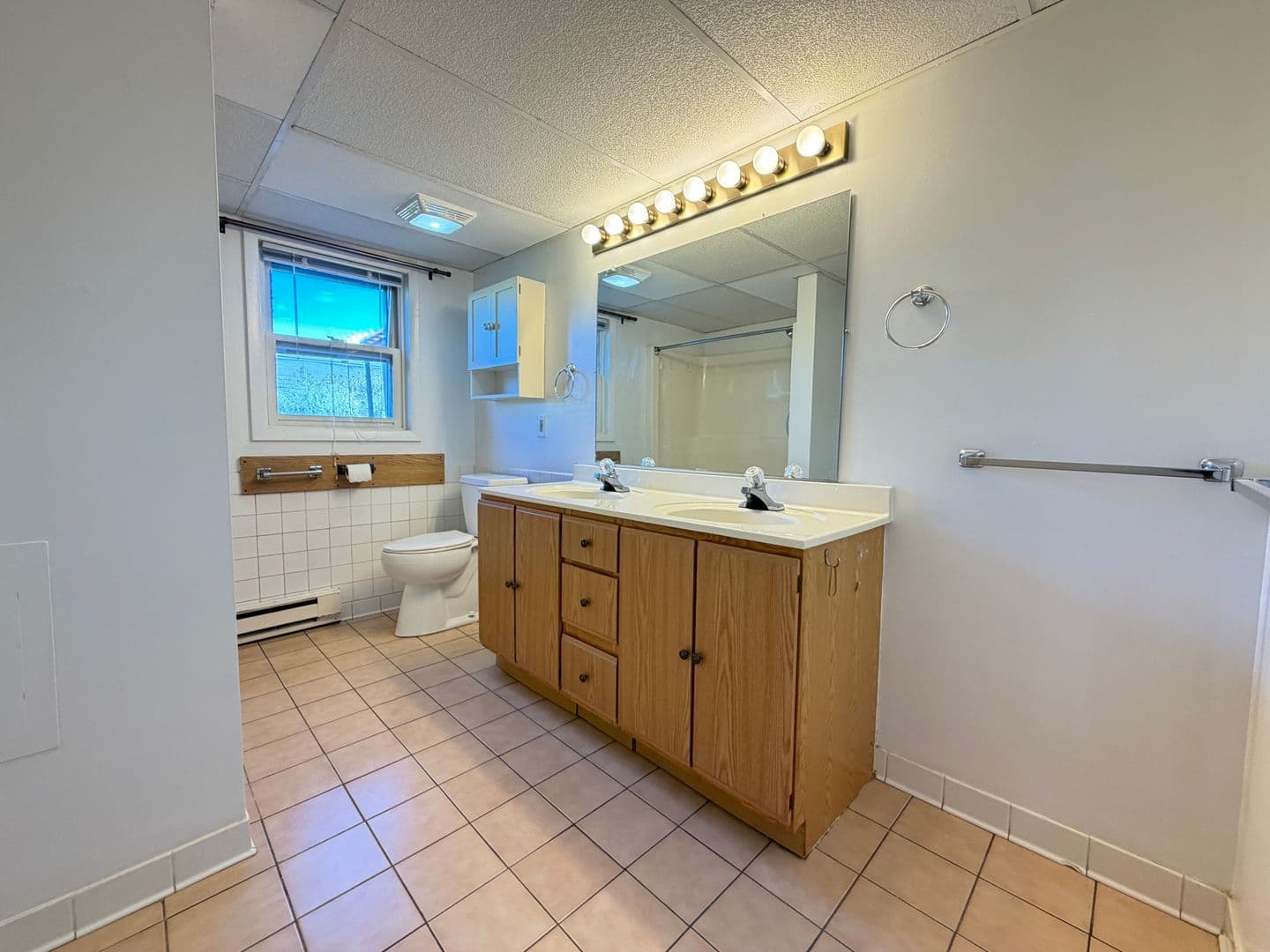 Superior Apartment: 2406 Hill Ave - 4
