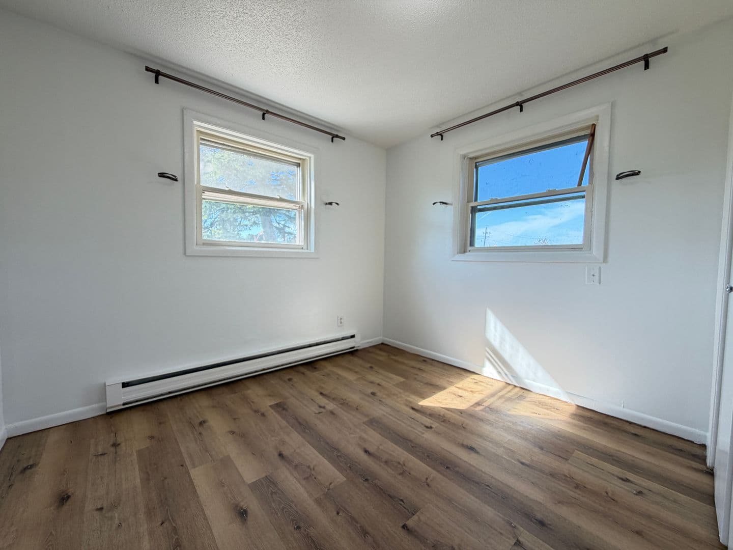 Superior Apartment: 2406 Hill Ave - 4