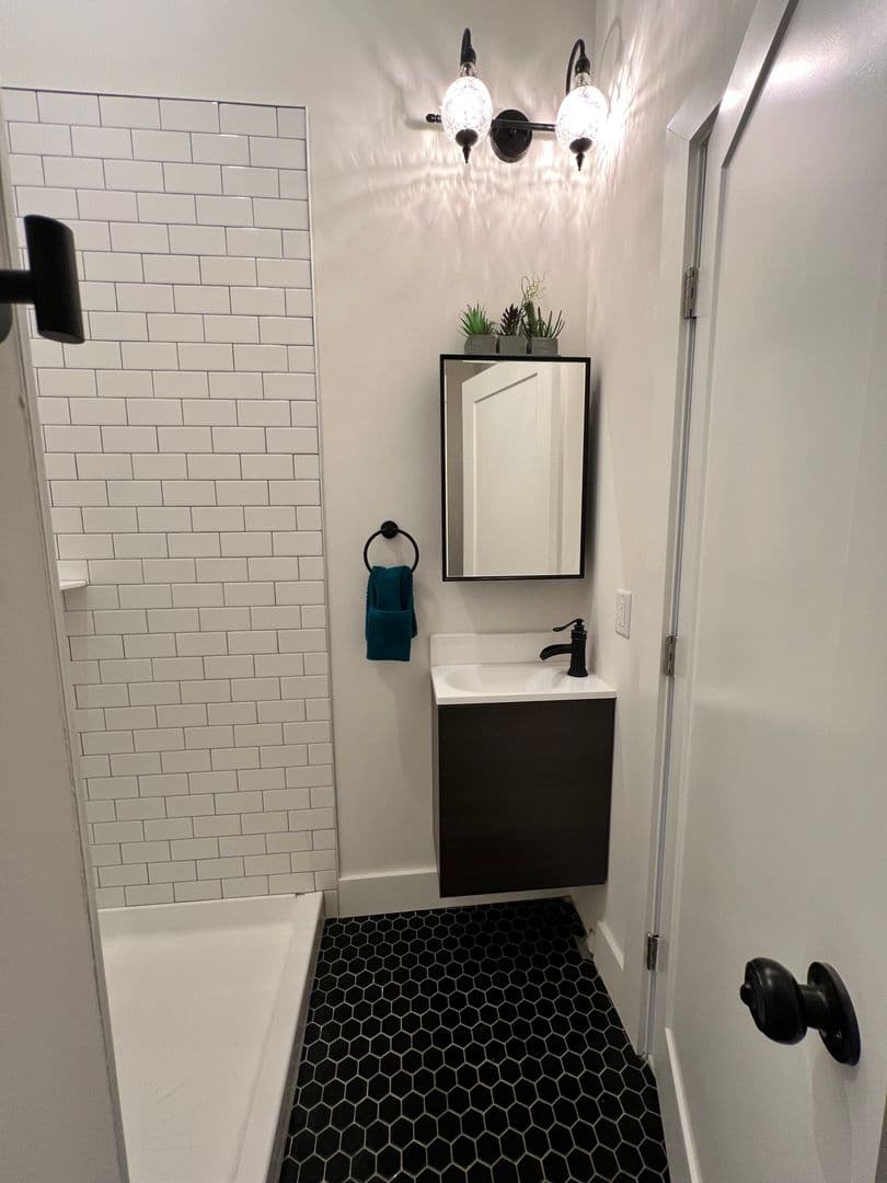 Burlington Apartment: 106 E Broad St - Apt 1