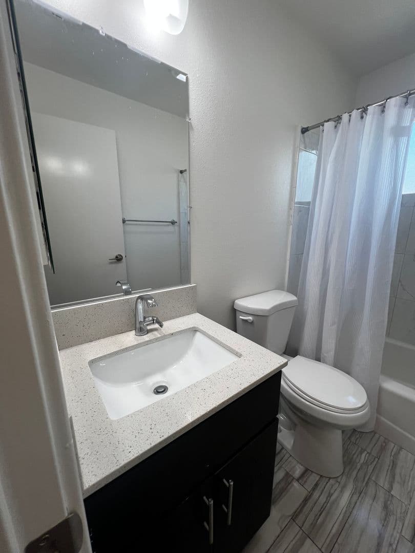 Vallejo Apartment: 814 Benicia Road