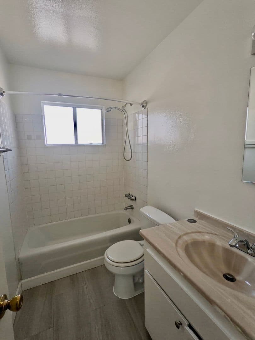 Los Angeles Apartment: 1539 N. Bronson Ave.