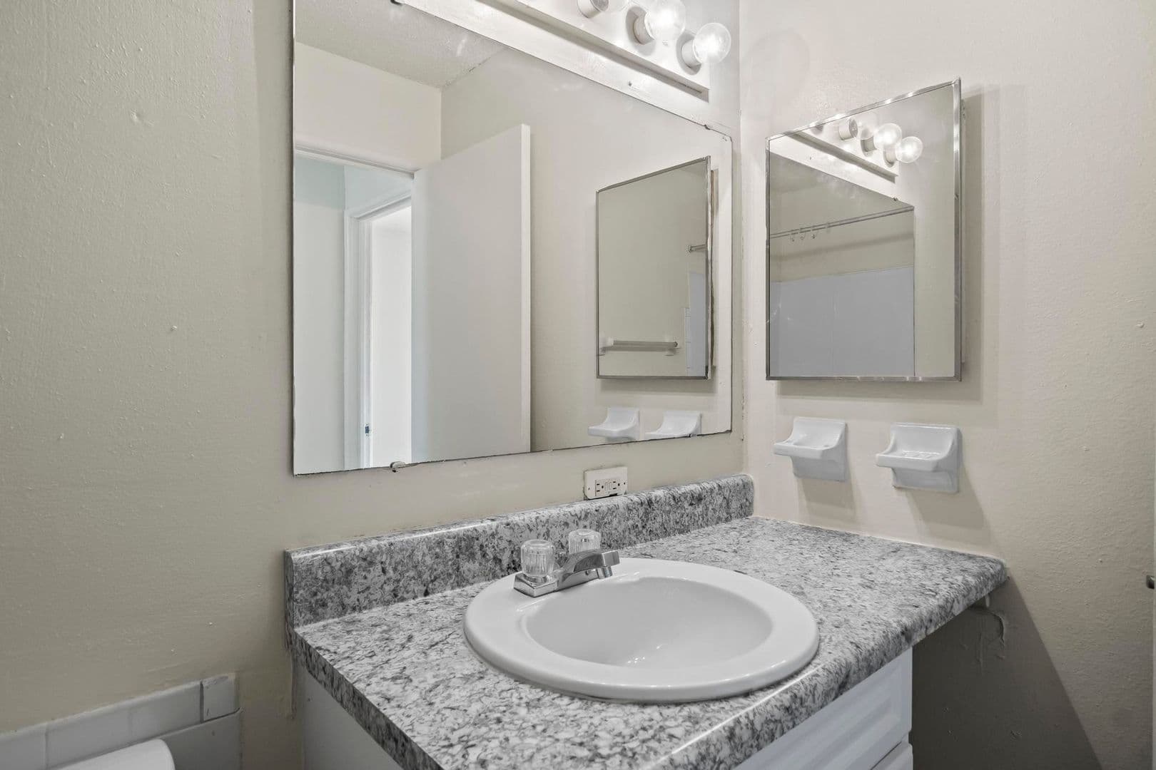 St Ann Apartment: 11120 Graben Dr, Apt D