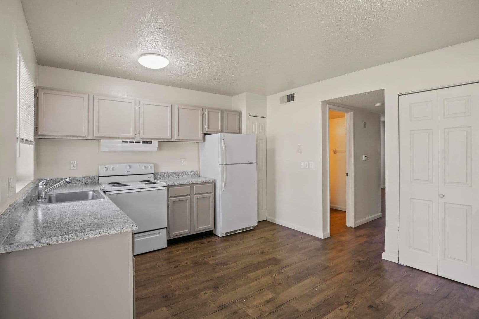 St Ann Apartment: 11120 Graben Dr, Apt D