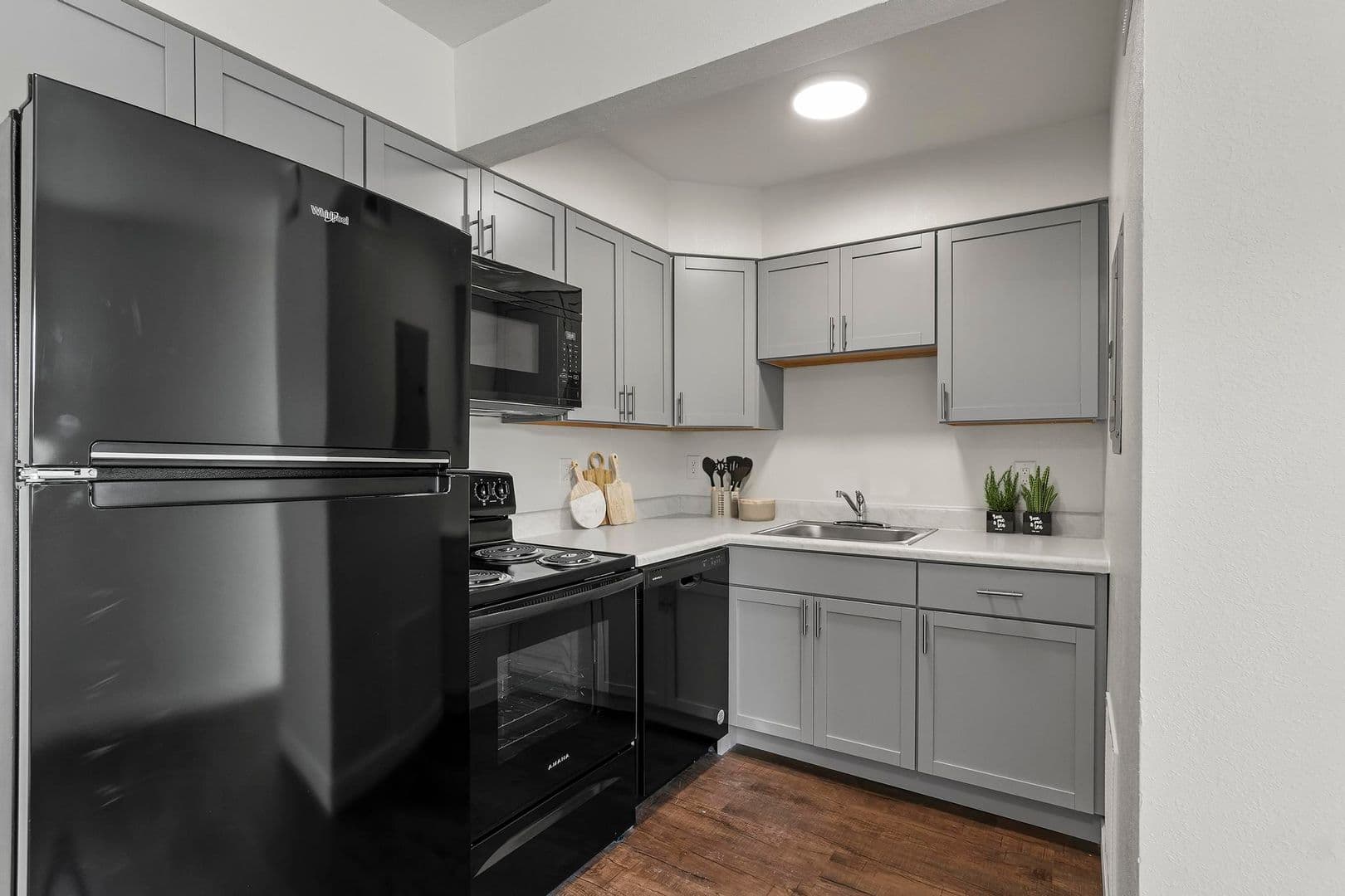 Jackson Apartment: 3875 South I-55,