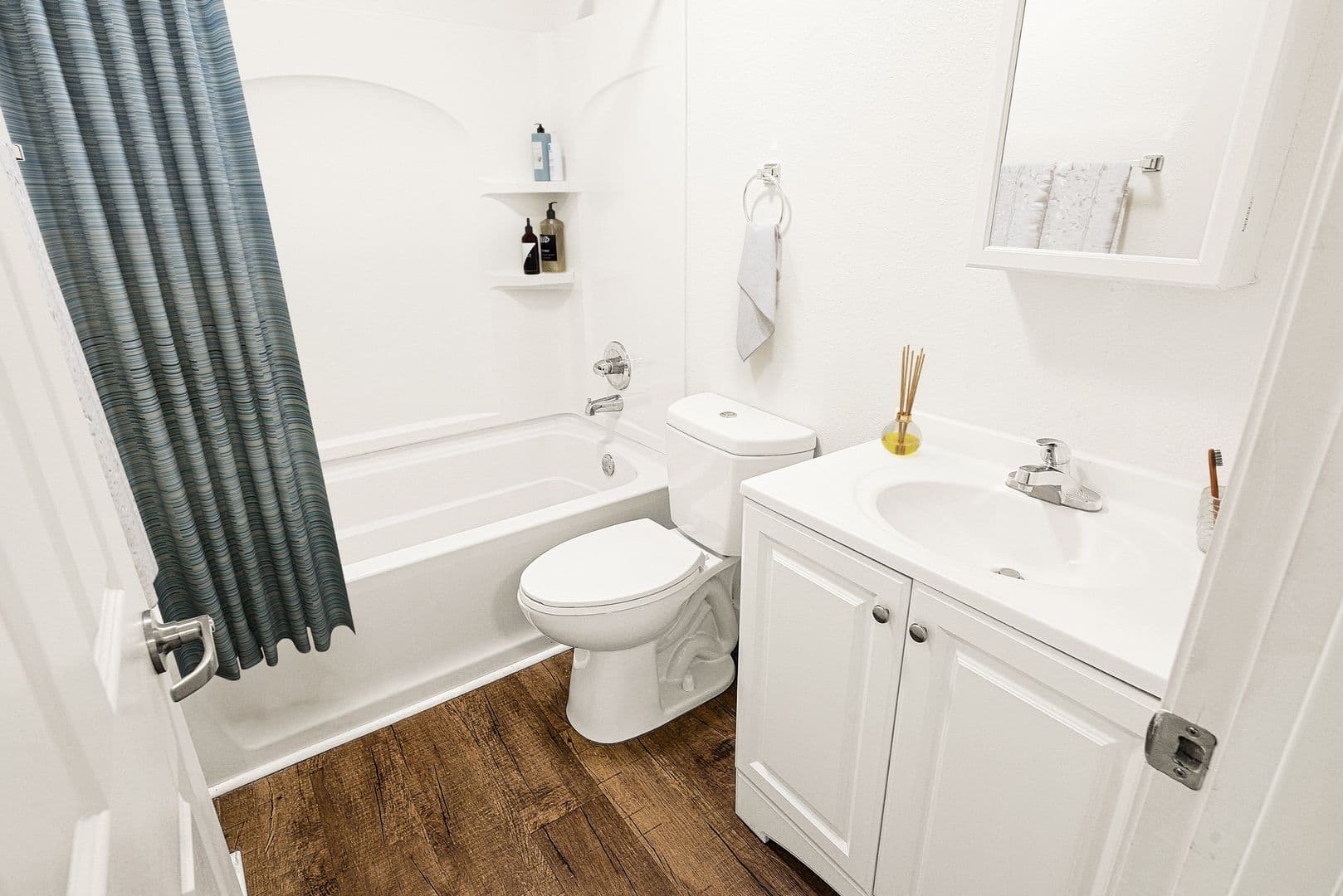 Jackson Apartment: 3875 South I-55,