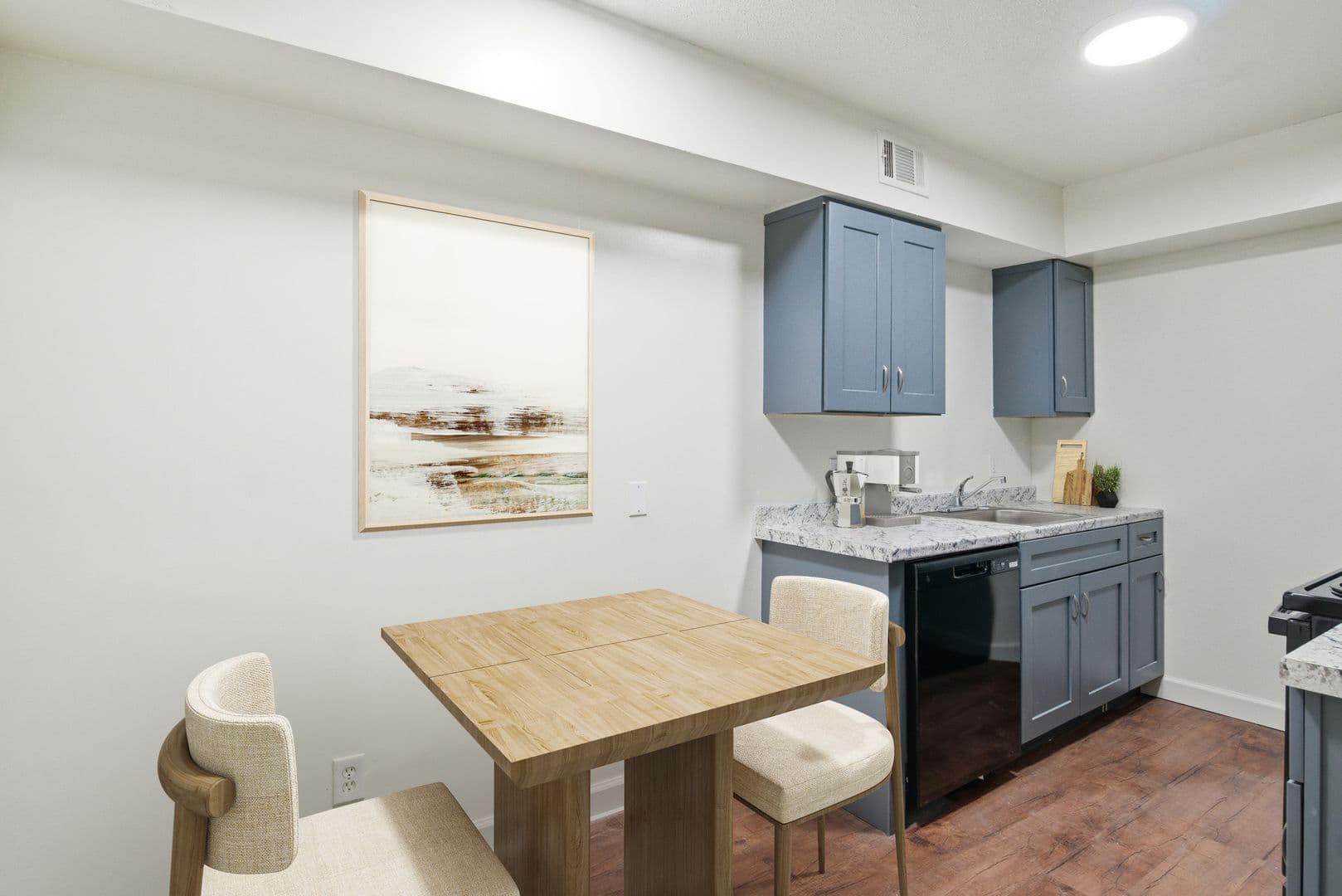 Jackson Apartment: 5255 Manhattan Road