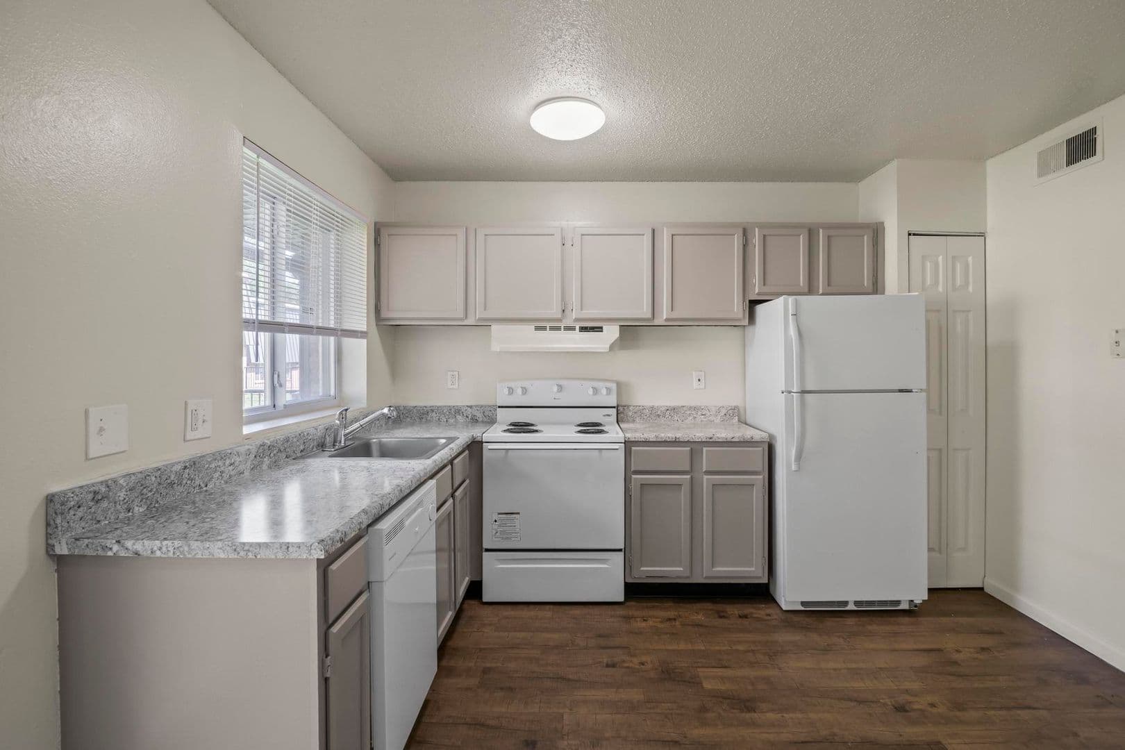St Ann Apartment: 11120 Graben Dr, Apt D