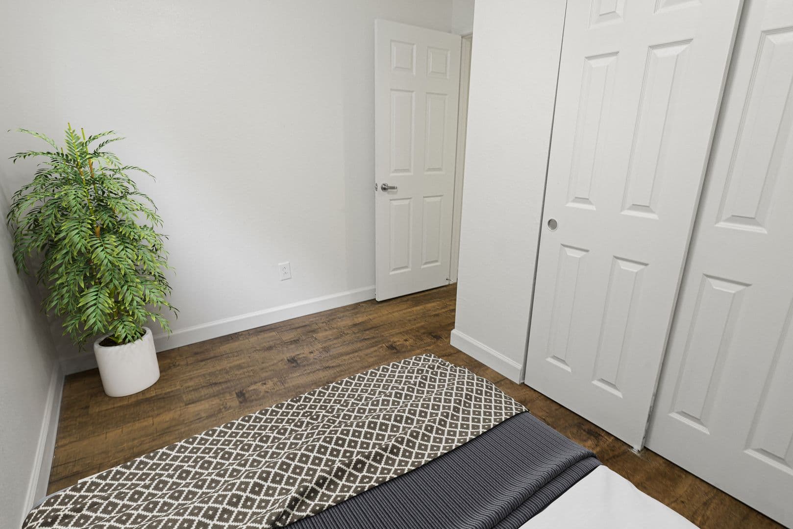 Wood River Apartment: 543 Charles Ave