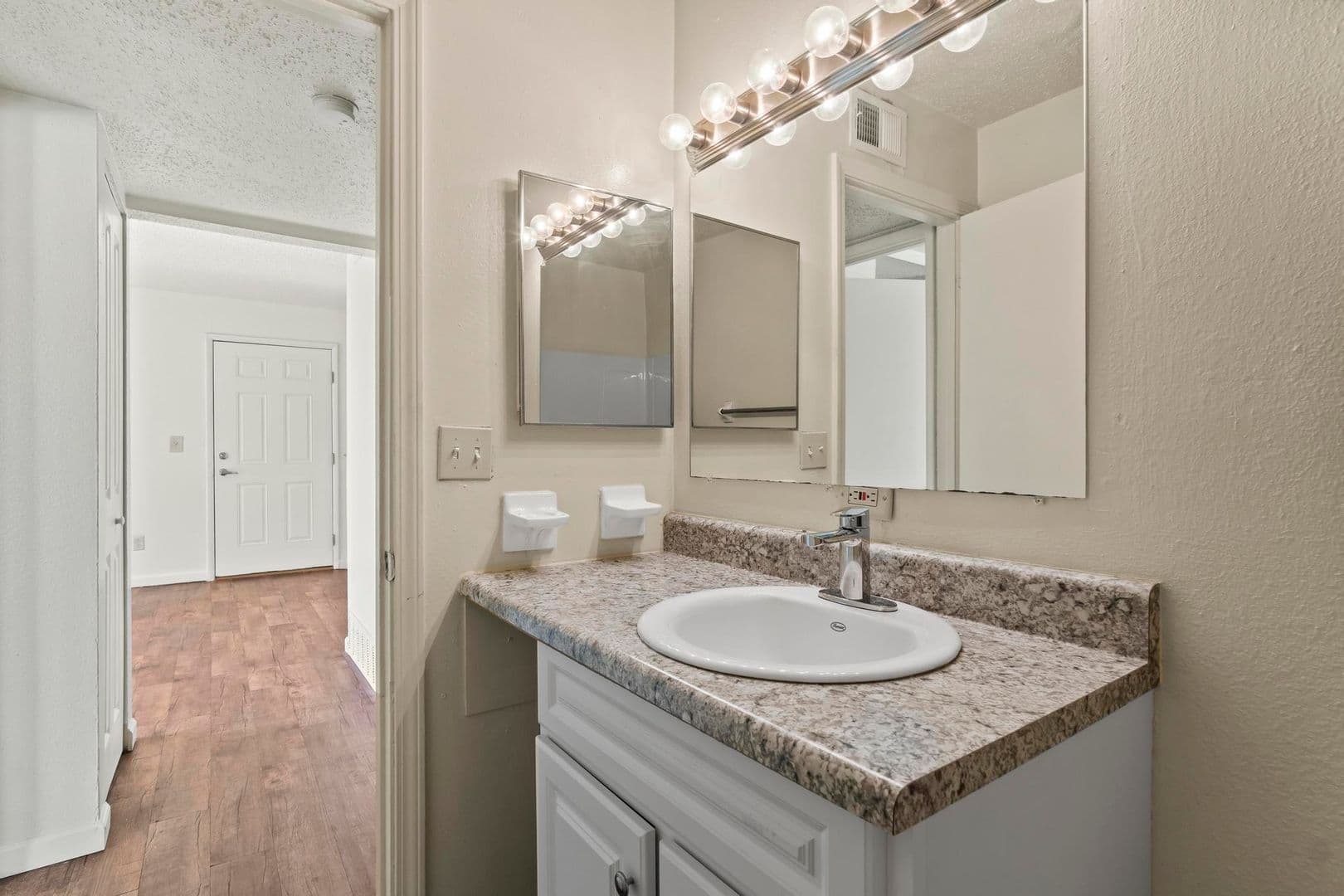 St Ann Apartment: 11120 Graben Dr, Apt D