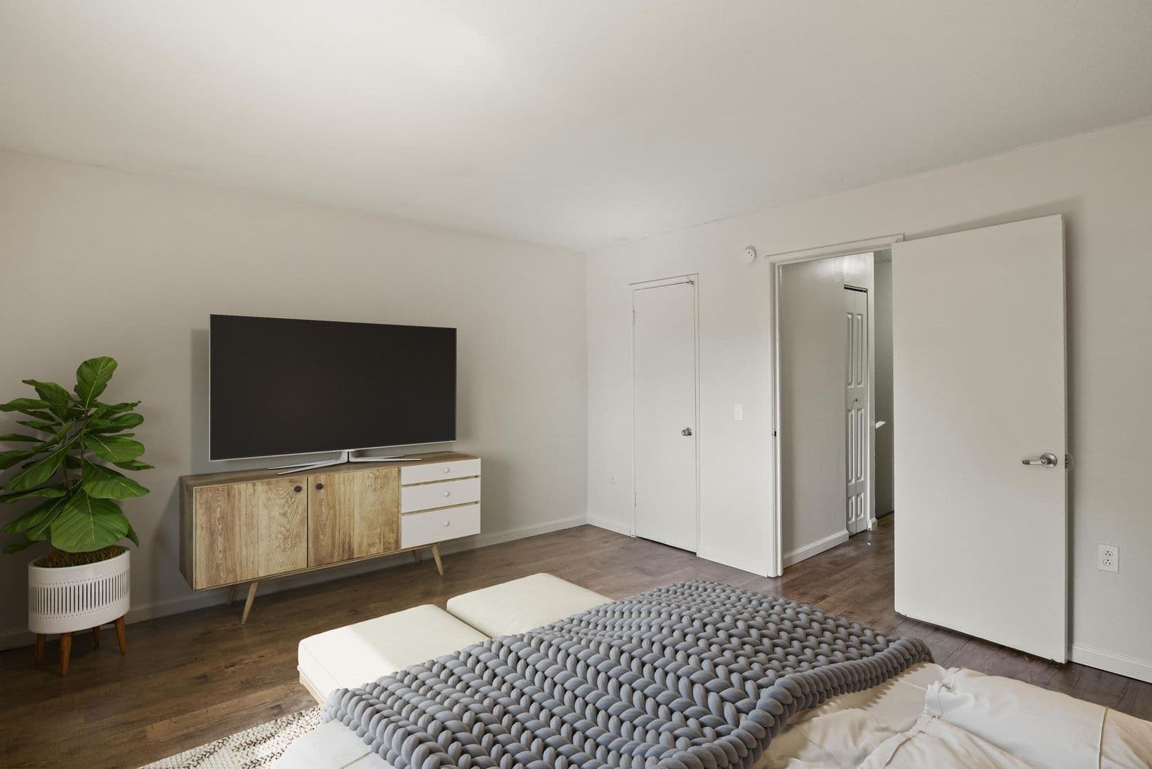 St Ann Apartment: 11120 Graben Dr, Apt D