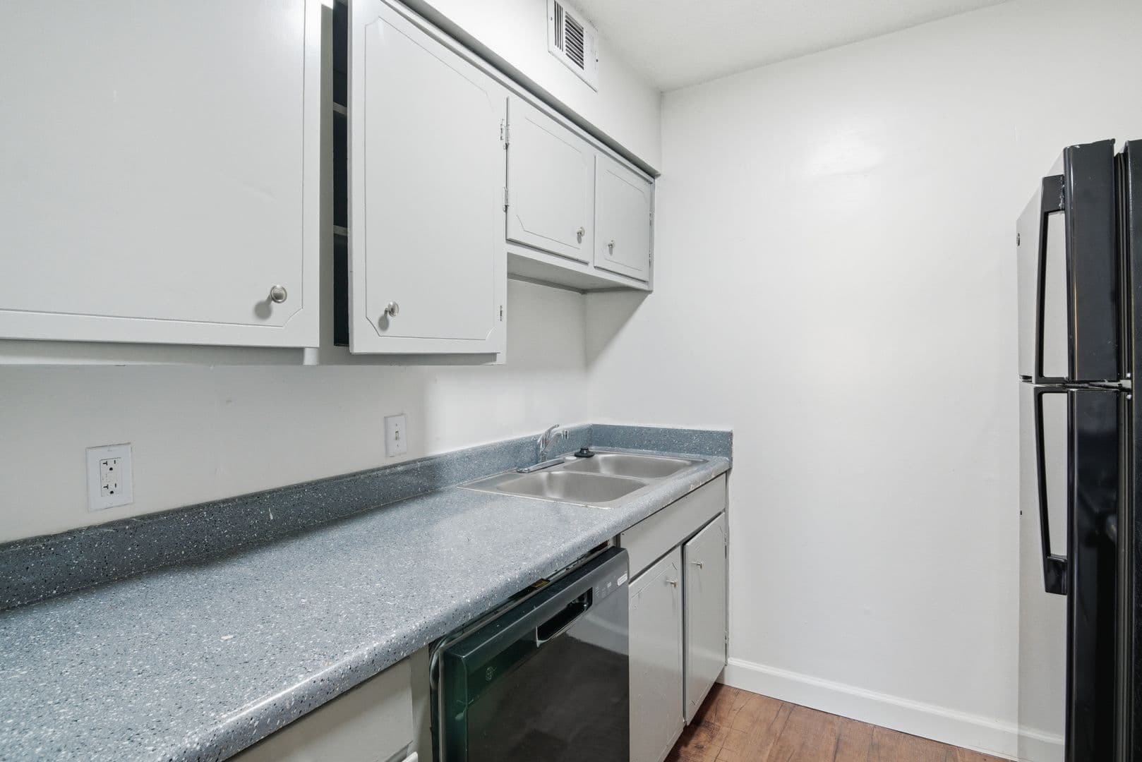 Jackson Apartment: 5255 Manhattan Road