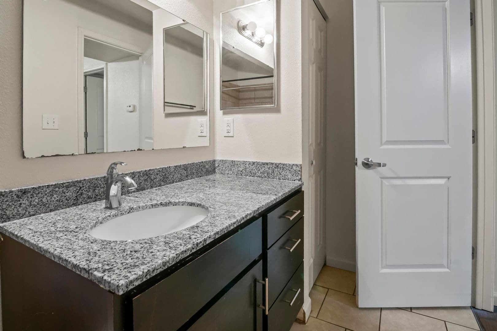 St Ann Apartment: 11120 Graben Dr, Apt D