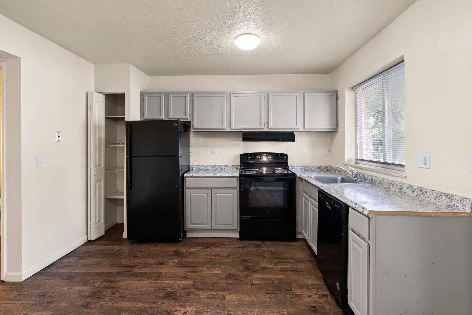 St Ann Apartment: 11120 Graben Dr, Apt D
