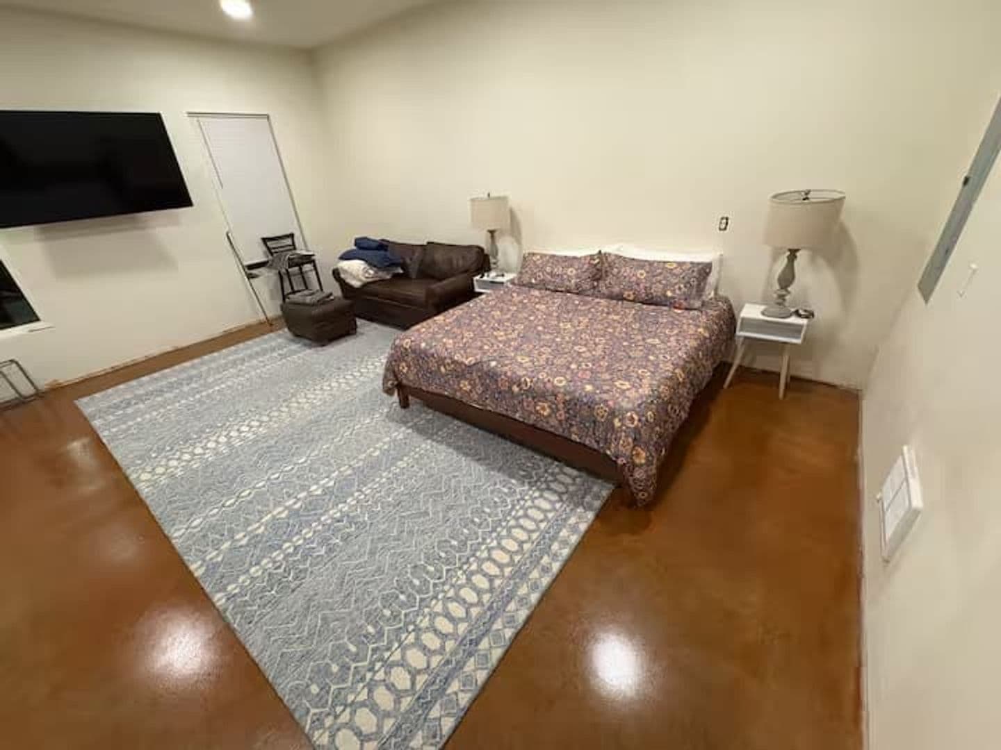 Moscow Apartment: 404 S Van Buren